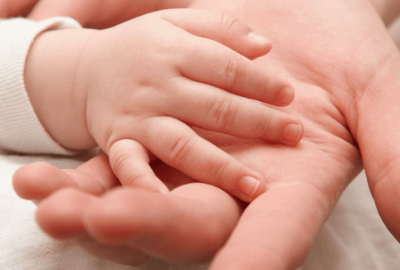 por_que_no_tocar_manos_del_bebe-800×445 por_que_no_tocar_manos_del_bebe-800x445